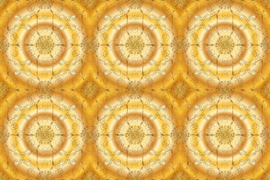 Sarı, bej ve turuncu renklerde altın elementlerle kusursuz klasik desen. Sarı, bej ve turuncu renklerde, altın elementlerle altın pürüzsüz desen. Noel, kar tanesi, yeni yıl.