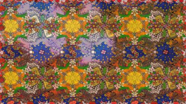 Renkli grunge, soyut arka planda koyu kahverengi, yeşil ve turuncu çiçeklerle gelişir. Parmak izi, kumaş, duvar kâğıdı, tekstil için raster dokusu. İşlemeli çiçek desenli..