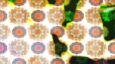 Üst manzara, yumuşak bej rengi. Sevgililer günü ve tebrik kartı konsepti için şık bir davetiye. Çiçek kompozisyonu, el boyası, hassas şablon. Manzaralı çiçek deseni.