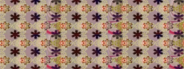 Çiçeksel çizim kalıbının yansıması. Vadinin bej renkli çiçekleri.