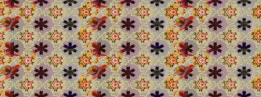 Çiçekli eskiz deseni. Suluboya çizimi. Bej renkli çiçekler. El çizimi.