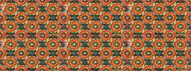 Doğulu stil, altın elementlerle kahverengi renklerde altın desenli arabesk yapar. Kusursuz kıvırcık saçlar. Raster altın desen.