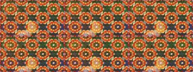 Barok tarzında kusursuz bir doğulu süsü. Kahverengi renkli ve altın elementli geleneksel klasik altın sarısı desen.