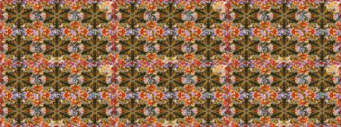 Altın çiçekli, pürüzsüz desen. Damask arkaplanı. Kahverengi renkte altın bir element. Barok tarzında altın çiçekli süs..