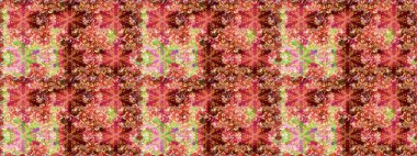 Klasik raster sarısı, kusursuz desen. Çiçek süsü kumaş deseni, cam, çiçek desenli metal altın elementli kırmızı renkte..