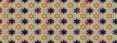 Küçük çiçekteki sevimli çiçek deseni. Çiçekler bej ve nötr renklerde.