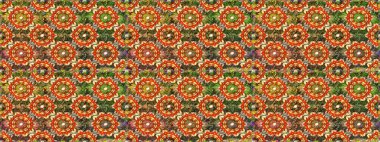 Kahverengi renklerde ve altın elementlerle geleneksel altın sarısı desen. Barok tarzında kusursuz bir doğulu süsü..