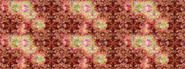 Geleneksel altın sarısı desenli kırmızı renkler ve altın elementler. Barok tarzında kusursuz bir doğulu süsü..