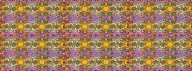 Kahverengi renkli çiçekler. Küçük çiçekte sevimli çiçek deseni var..