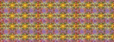 Kahverengi renkli çiçekler. Küçük çiçekte sevimli çiçek deseni var..