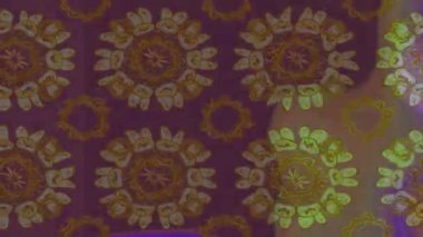 Renkli unsurlarla hareketli arka plan görüntüleri. Çiçekler. Eski model. Bayrak tarzı. Video kaydı. Şablon. Döngü. Kusursuz..