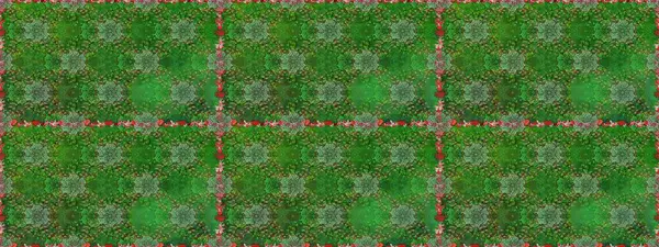 Yeşil ve nötr renklerde parlak çiçekli halı ile kusursuz desen.