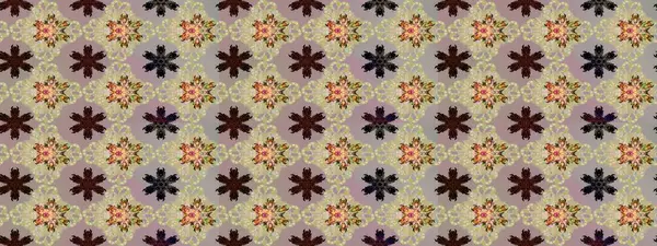 Çiçekler bej ve nötr renklerde. Küçük çiçekte sevimli çiçek deseni var..