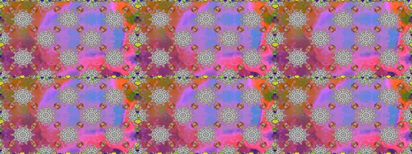 Çiçeksiz desenlerin resmi. Vadinin çiçekleri menekşe ve gri renklerde.