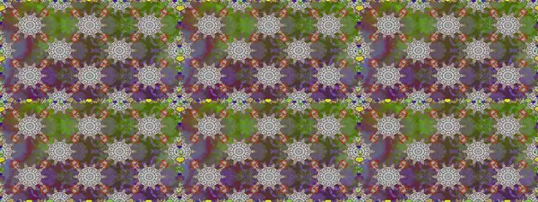 Raster illüstrasyonu. Küçük çiçekli kusursuz yay deseni. Suluboya tarzında gri renkler üzerine.