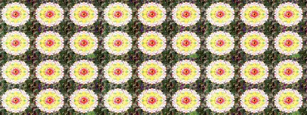 Yeşil ve nötr renklerde etnik çiçeklerle kusursuz bir desen. Raster Çiçek İllüstrasyonu güzel tekstil..