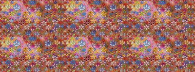 Kahverengi ve kırmızı renklerde çiçeklerle kusursuz çiçek deseni. Suluboya tarzında kahverengi ve kırmızı renkte çiçekler.