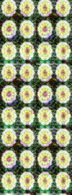 Çiçekler yeşilde ve suluboya stilinde nötr renklerde. Yeşil ve nötr renkte çiçeklerle çizilmiş çiçek deseni.