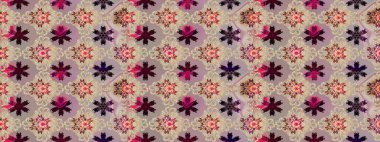 Çiçek tasarımı için inanılmaz bir kolaj cenneti tarzı. Parlak çiçekli kolaj çiçekleri bej ve nötr. Çiçekli zambaklar eskiz arka planı.