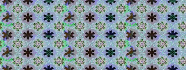 Mavi arka planda. Çocuksu tasarım. Tekstil, kumaş, ambalaj, hatıra defteri için hoş bir çiçek arkaplanı. Elle çizilmiş karalama çiçekleri ile Raster çizim deseni.