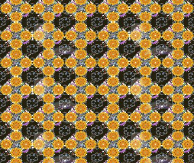 Suluboya elle çizilmiş çiçek desenli eskiz deseni. Parlak renkli fantezi çiçekleri, yapraklar, sarı renkli tomurcuklar.