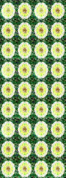 Yeşil renkli bitkilerden oluşan parlak çiçekli çizim deseni.