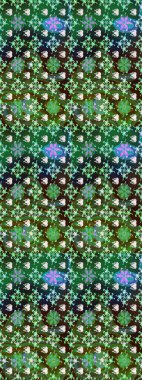 Tekstil, kumaş, ambalaj, hatıra defteri için hoş bir çiçek arkaplanı. Çocuksu tasarım. Yeşil arka planda. Elle çizilmiş karalama çiçekleri ile Raster çizim deseni.