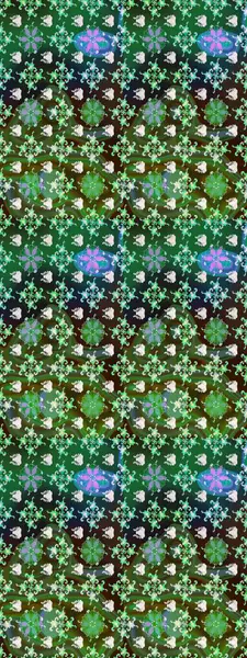 Tekstil, kumaş, ambalaj, hatıra defteri için hoş bir çiçek arkaplanı. Çocuksu tasarım. Yeşil arka planda. Elle çizilmiş karalama çiçekleri ile Raster çizim deseni.