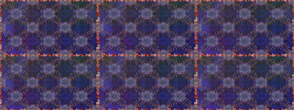 Çiçeksiz desenli nakış işlemeli gelincikler ve vadideki zambaklar. Tekstil tasarımı için mor ve mavi renkte geleneksel halk çiçekleri buketi.