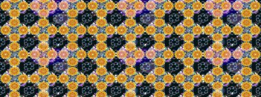 Çiçeksel çizim kalıbının yansıması. Vadinin sarı renkli çiçekleri.