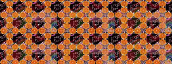 Manzaralı çiçek deseni. Sevgililer günü ve tebrik kartı konsepti için şık bir davetiye. Üst manzara, yumuşak turuncu ve kahverengi renkli. Çiçek kompozisyonu, el boyası, hassas şablon..