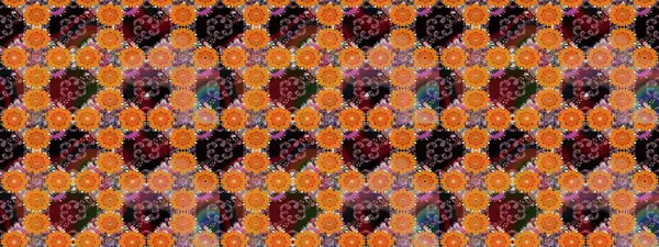 Manzaralı çiçek deseni. Sevgililer günü ve tebrik kartı konsepti için şık bir davetiye. Üst manzara, yumuşak turuncu ve kahverengi renkli. Çiçek kompozisyonu, el boyası, hassas şablon..