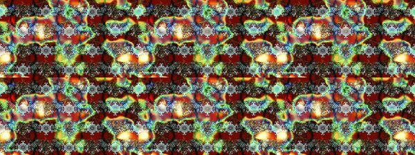 Çiçekler suluboya tarzında kahverengi, yeşil ve kırmızı renklerde. Kahverengi, yeşil ve kırmızı renkte çiçekli çizim deseni.