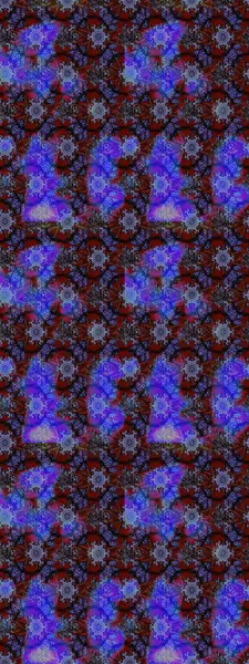 Çizim çiçek deseni duvar kâğıdı olarak kullanılabilir. Raster illüstrasyonu. Mor, mavi ve siyah renkte çiçekler.