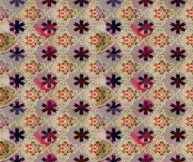 Kumaş desenli papatya çiçeği detayı. Çiçekler bej ve nötr renklerde.