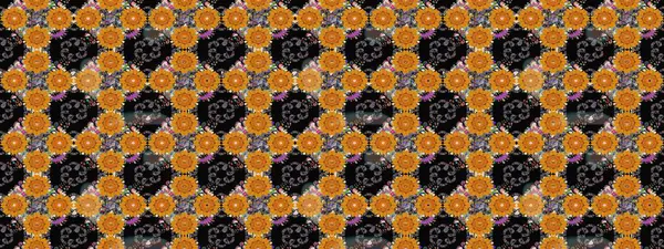 Siyah renkli bitkilerden oluşan parlak çiçekli çizim deseni.