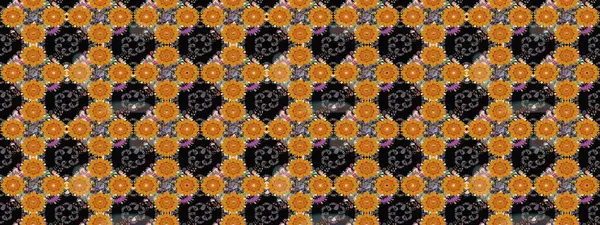 Siyah renkli bitkilerden oluşan parlak çiçekli çizim deseni.