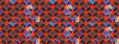 Üzerinde gelincikler ve vadi zambakları olan renkli çiçek desenli nakış deseni. Tekstil tasarımı için kırmızı ve kahverengi renkli geleneksel halk çiçekleri..