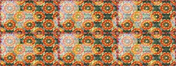 Damask pürüzsüz süsü. Klasik oryantal desen turuncu renklerden üstündür. Geleneksel raster ve altın desen.