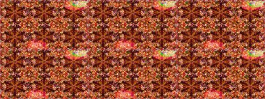 Kahverengi renklerde ve altın elementlerle geleneksel altın sarısı desen. Barok tarzında kusursuz bir doğulu süsü..