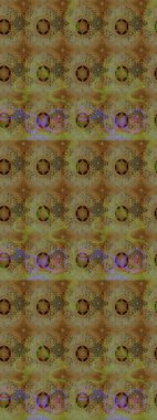 Kahverengi ve bej renkli çiçekler. Küçük çiçekte sevimli çiçek deseni var..