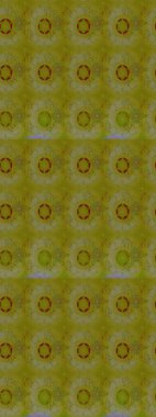 Raster çiçek desenleri çiziyor. Vadinin çiçekleri kahverengi ve nötr renklerde.