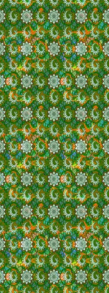 Yeşil ve nötr renklerde parlak çiçekli halı deseni.