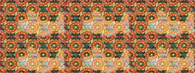 Klasik raster sarısı, kusursuz desen. Çiçek süsü kumaş deseni, cam, çiçek desenli metal turuncu ve kahverengi altın elementli..