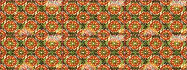 El yapımı dekoratif çerçeve, albüm kapağı, tebrik kartı, klasik Art deco tarzı. Altın karalama fantezi yapraklarından ve kahverengi ve turuncu renklerde çiçeklerden oluşan soyut bir çelenk..