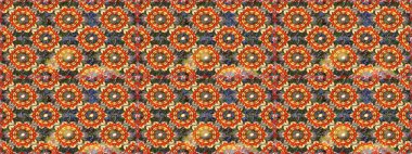 Çiçek süsü kumaş deseni, cam, çiçek desenli metal kahverengi ve turuncu renklerde altın elementler. Klasik raster altın pürüzsüz desen.