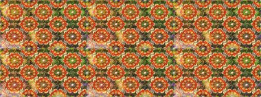 Altın çiçekli, pürüzsüz desen. Kahverengi ve turuncu renklerde altın element. Barok tarzında altın çiçekli süs. Damask arkaplanı.