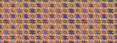 Kusursuz kıvırcık saçlar. Doğulu stili altın deseni turuncu ve bej renklerde altın elementlerle donatır. Raster altın desen.