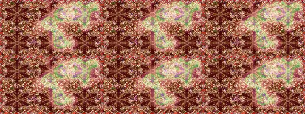 Kahverengi ve bej arka planda altın işlemeli. Küçük bir alan derinliği. Klasik mobilya tarzı. Lüks mobilyalar. Kusursuz ahşap oyma. Kahverengi ve bej renklerde altın elementlerle desen.