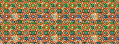 Altın antika ortaçağ dekoratifi, yaprakları ve turuncu ve yeşil renkli altın desenli süslemeleri olan dikişsiz bir şablon. Kusursuz kraliyet lüksü, altın barok kumaş rengi..